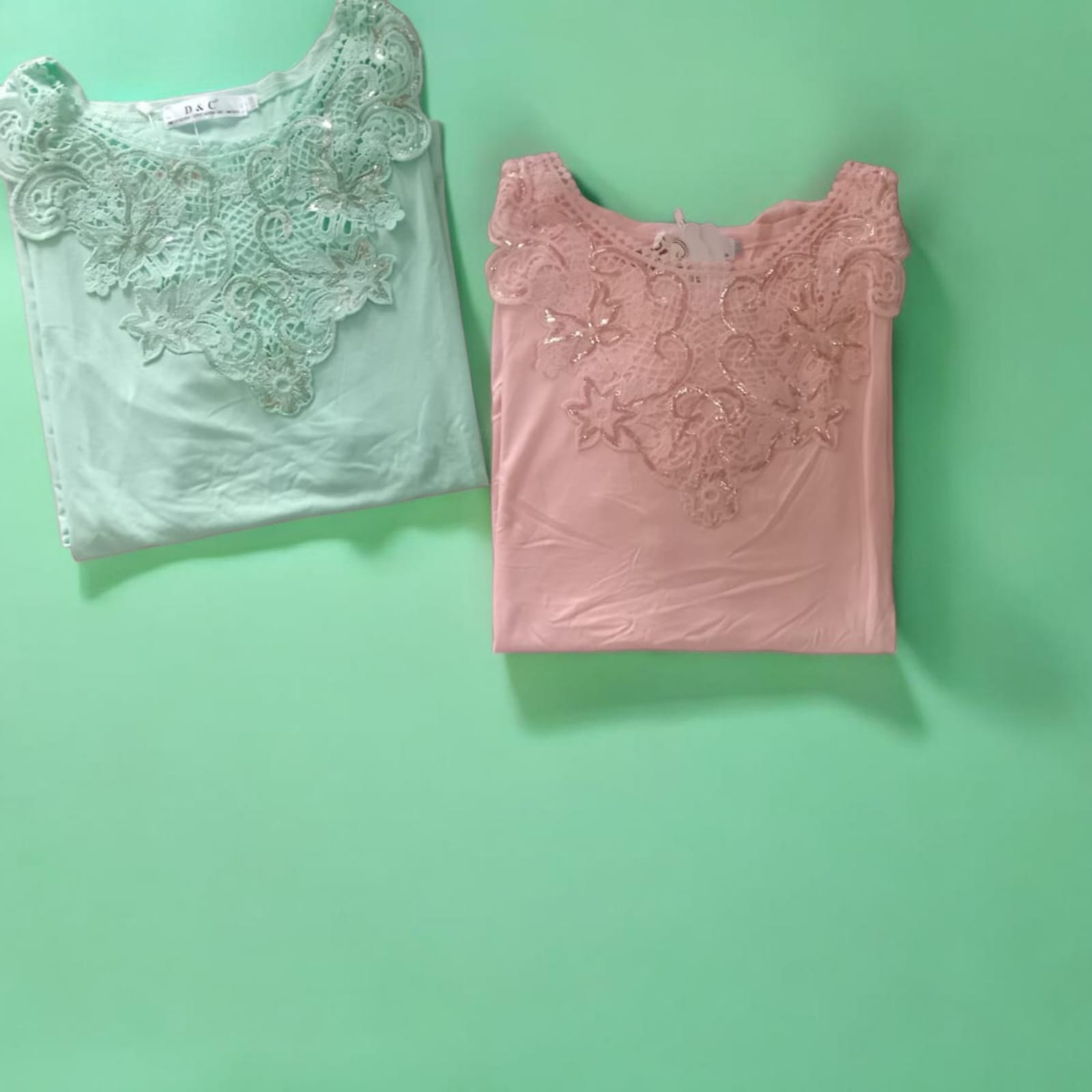 Remera de Algodón Peinado con Detalle en Encaje