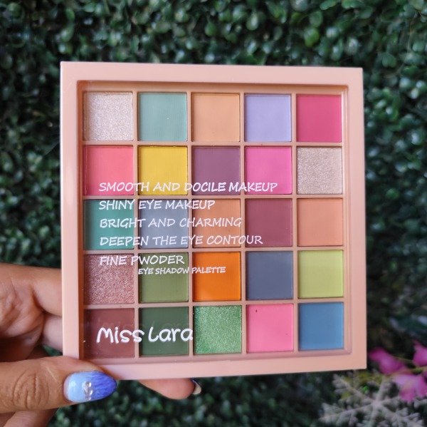 PALETA DE SOMBRAS MISS LARA X25